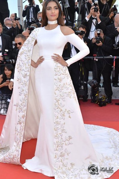 Sonam-Kapoor-at-Cannes-2016